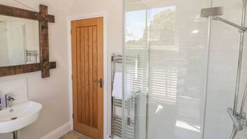 Cottage | Badkamer | Een douche