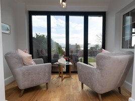 Cottage | Living area | TV