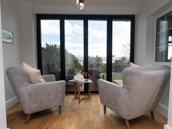 Cottage | Woonruimte | Televisie