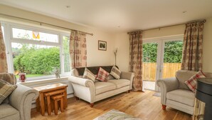 A cozy living room with two sofas, a coffee table, and a fireplace. - New Peny (Llandrindod Wells)