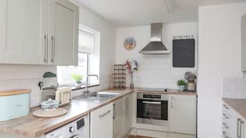 Cottage | Private kitchen | Microwave, dishwasher, highchair, cookware/dishes/utensils