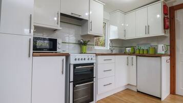 Cottage | Dapur pribadi | Lemari es, microwave, dan peralatan masak/sendok-piring