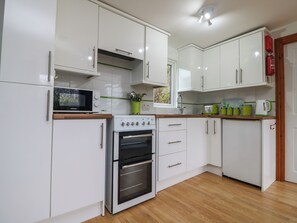 Cottage | Private kitchen | Fridge, microwave, cookware/dishes/utensils