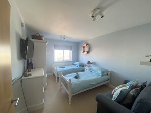 Cottage | 2 bedrooms, individually decorated, individually furnished, free WiFi - 10 Pen Llanw Tides Reach (Rhosneigr)