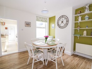 コテージ | 専用キッチン | 食器洗い機、電気ポット、トースター、調理器具と食器