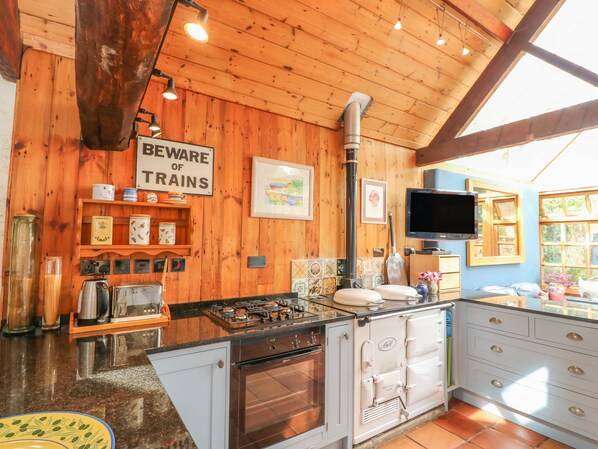Cottage | Private kitchen | Fridge, microwave, dishwasher, toaster