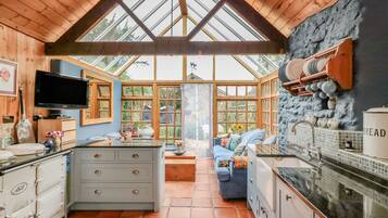 Cottage | Cucina privata | Frigorifero, microonde, lavastoviglie, tostapane