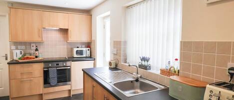 Cottage | Private kitchen | Fridge, microwave, high chair, cookware/dishes/utensils