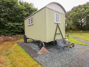 Cottage | Interior - Shepherds Hut - The Hurdle (Milford Haven)