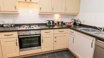 Cottage | Private kitchen | Electric kettle, toaster, cookware/dishes/utensils