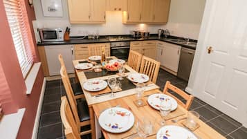 Casa de campo | Cozinha privada | Chaleira elétrica, torradeira, talheres/pratos/utensílios de cozinha