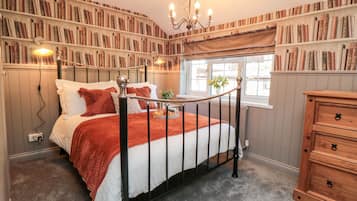 Stuga | 2 sovrum, individuell inredning, unika möbler och skrivbord