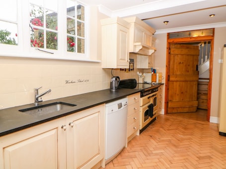Cottage | Private kitchen | Microwave, dishwasher, electric kettle, toaster