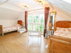 Cottage | 3 bedrooms, individually decorated, individually furnished, free WiFi - The Old School (King's Lynn)