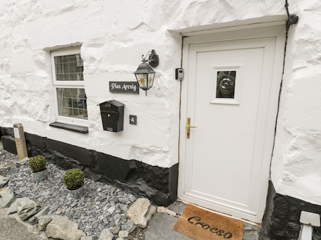 Cottage | Interior. Plas Arenig