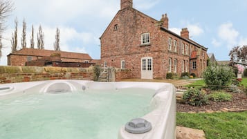 Cottage | Outdoor spa tub