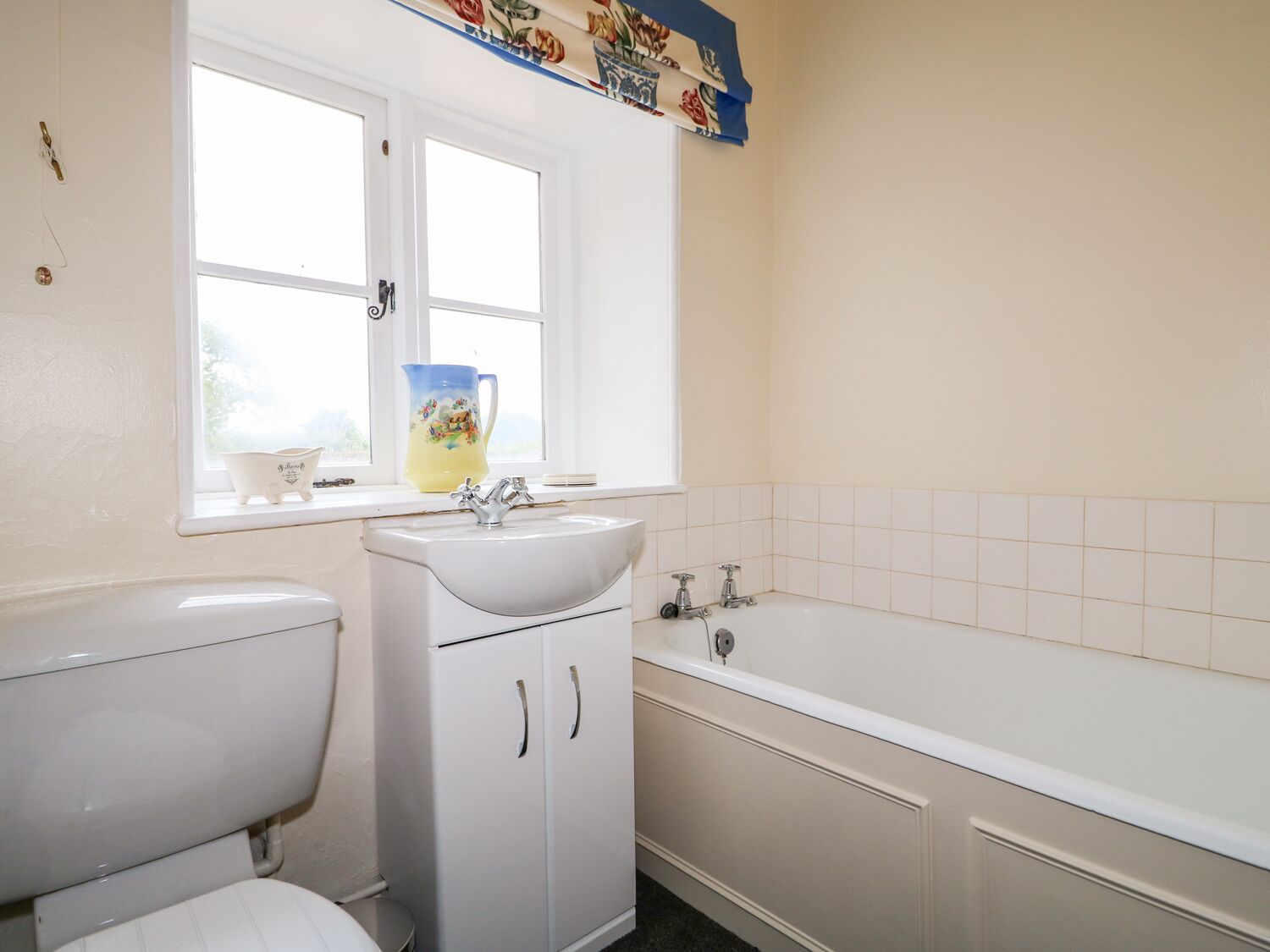 Ein Badezimmer mit Toilette, Waschbecken und Badewanne.