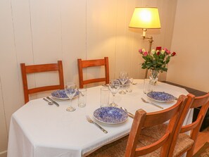 Cottage | Privékeuken | Een koelkast, een magnetron, een kookplaat, een waterkoker