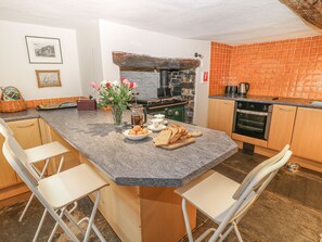 Cottage | Privékeuken | Een koelkast, een magnetron, een kookplaat, een waterkoker