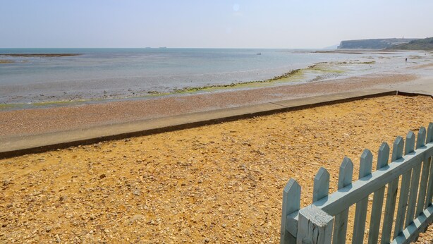 A beach with a wooden fence, pebbles, and calm water. - St. Michaels House (Ryde)