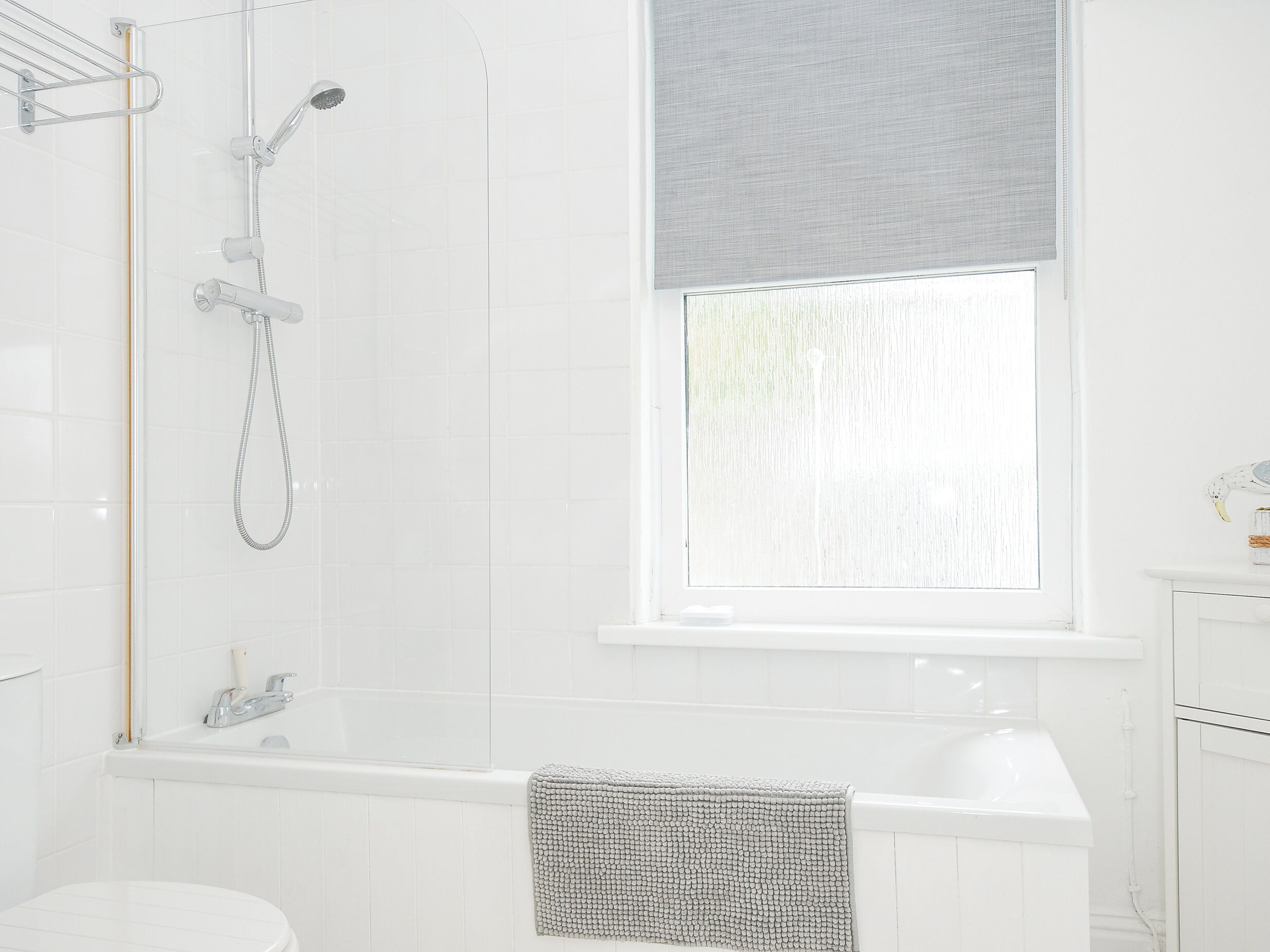 Ein modernes Badezimmer mit Badewanne, Dusche und Toilette.