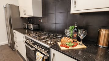 Cottage | Private kitchen | Dishwasher, highchair, cookware/dishes/utensils