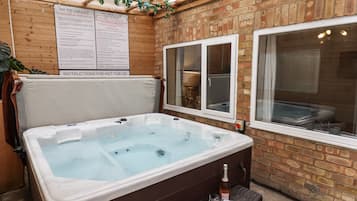 Cottage | Outdoor spa tub