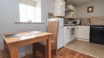 Cottage | Private kitchen | Dishwasher, cookware/dishes/utensils