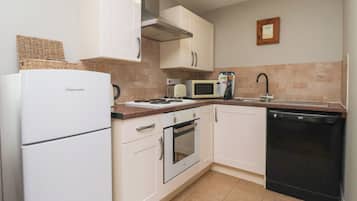 Cottage | Private kitchen | Dishwasher, cookware/dishes/utensils