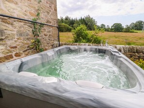 Chaumière | Baignoire à remous extérieure