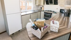 Eine moderne Küche mit weißen Schränken, einem Backofen, einer Mikrowelle und einem Toaster.