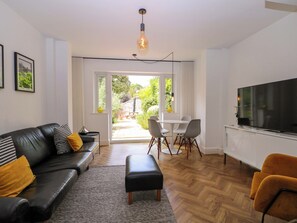 Cottage | Living area - 2A The Mews (Havant)