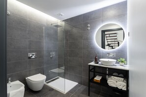Pancuran mandi, hulu semburan mandi hujan, pengering rambut, bidet 