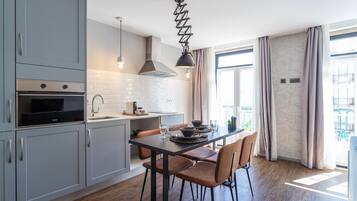 Deluxe Apartment (402) | Private kitchen | Fridge, microwave, oven, stovetop