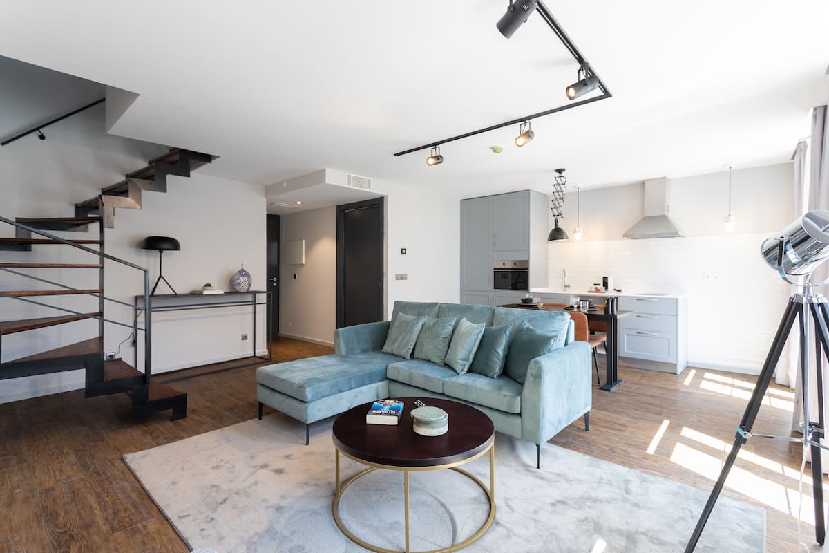 Apartamento luxo (402) | Sala de estar | TV de tela plana 42 polegadas com canais digitais, smart TV, Netflix