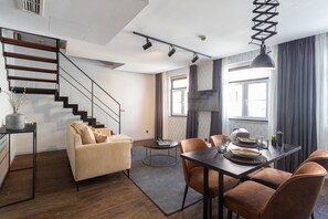 42-inch flat-screen TV with digital channels, Smart TV, Netflix - Anjos Balconies (Lisbon)