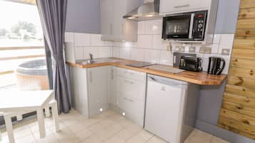Cottage | Privékeuken | Kookgerei, borden en bestek