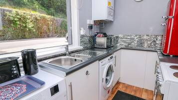 Cottage | Private kitchen | Microwave, stovetop, electric kettle, toaster