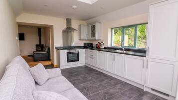 Cottage | Private kitchen | Stovetop, dishwasher, cookware/dishes/utensils