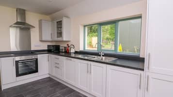 Cottage | Private kitchen | Stovetop, dishwasher, cookware/dishes/utensils