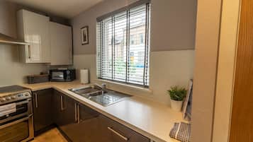 Cottage | Private kitchen | Microwave, stovetop, dishwasher, electric kettle