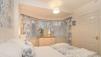 Cottage | 8 bedrooms, individually decorated, individually furnished, free WiFi