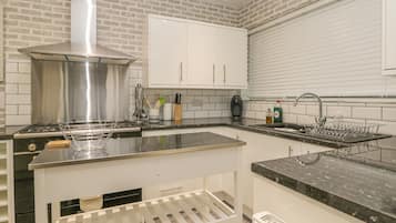 Cottage | Private kitchen | Dishwasher, cookware/dishes/utensils