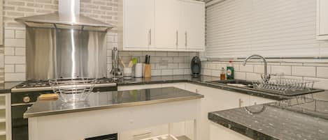 Cottage | Private kitchen | Dishwasher, cookware/dishes/utensils