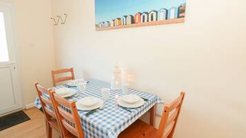 Cottage | Private kitchen | Fridge, microwave, stovetop, electric kettle