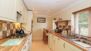 Cottage | Private kitchen | Fridge, microwave, stovetop, dishwasher