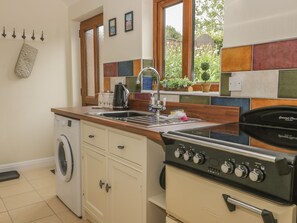 Lavavajillas, tetera/pava eléctrica, tostadora, utensilios de cocina