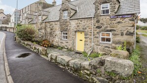 Un bâtiment en pierre avec une porte jaune, portant l’inscription « Well Hunter Terrace ».