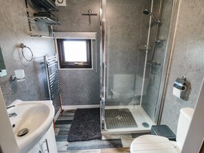 Cottage | Bathroom | Shower - Castle View Cabin (Scarborough)