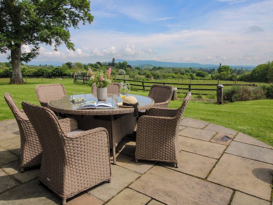 Cottage | Outdoor dining